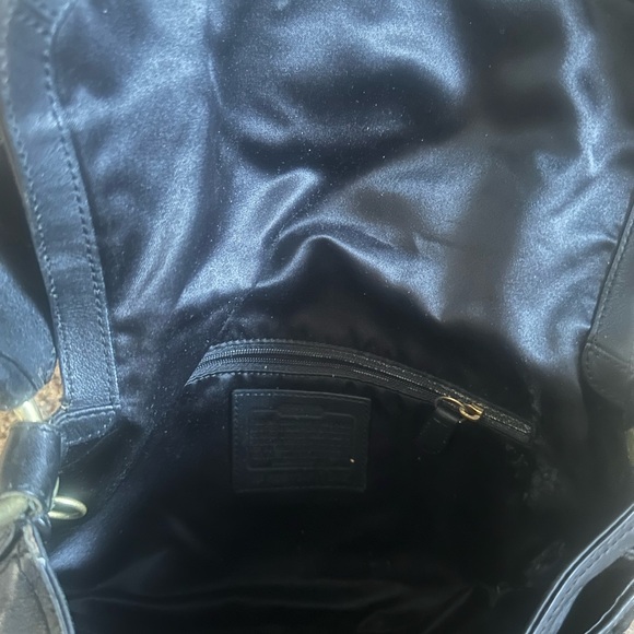 Elegant Black Leather Shoulder Bag - Picture 4 of 11